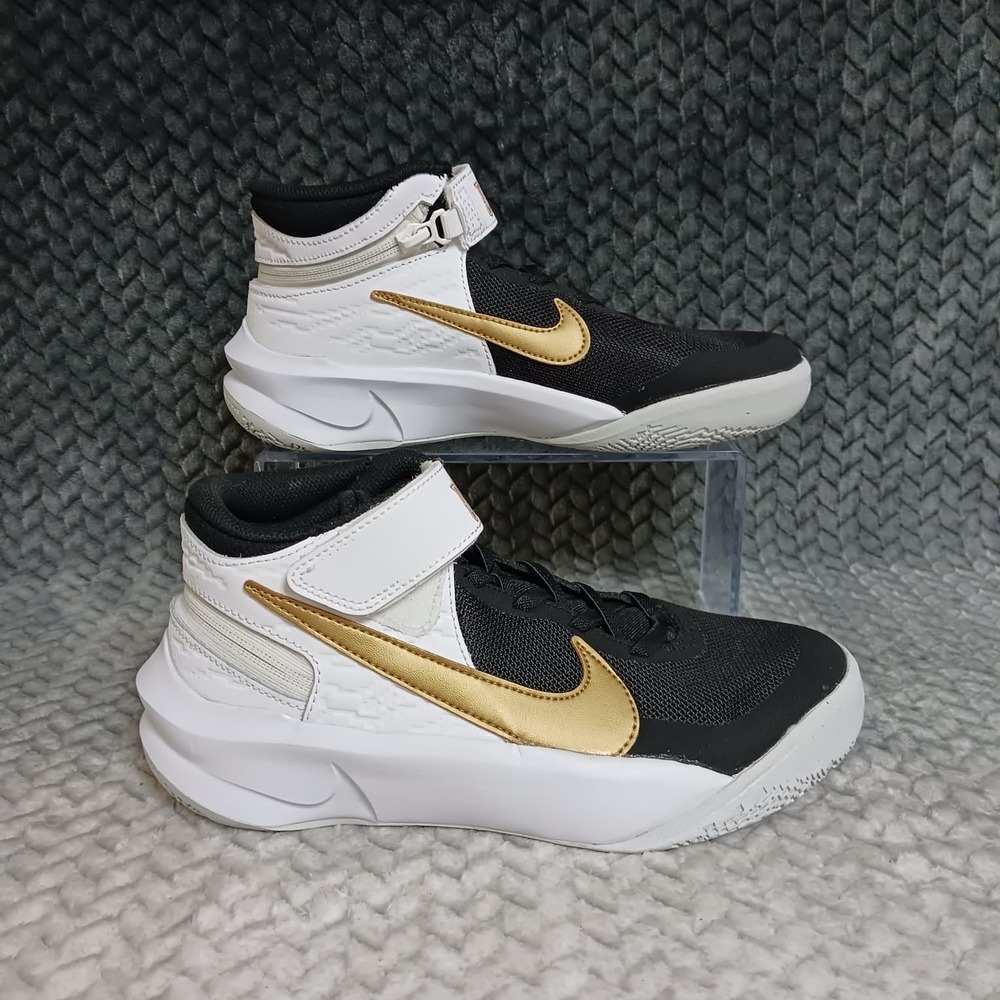 Nike Team Hustle D10 FlyEase GS Black White Gold Basketball Shoes Size 5.5Y